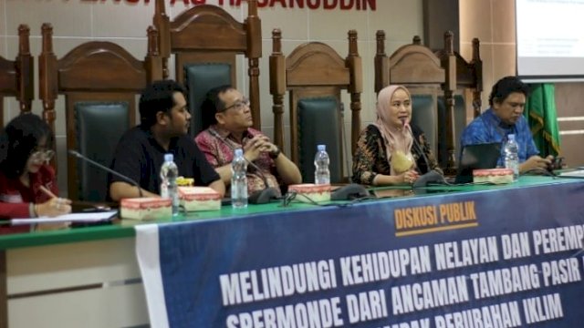 Kepala Bidang Pengelolaan dan Penataan Ruang Laut, Pesisir, dan Pulau-Pulau Kecil Dinas Kelautan dan Perikanan Sulsel, Sitti Masniah Jabir hadir dalam diskusi publik. Foto: dok
