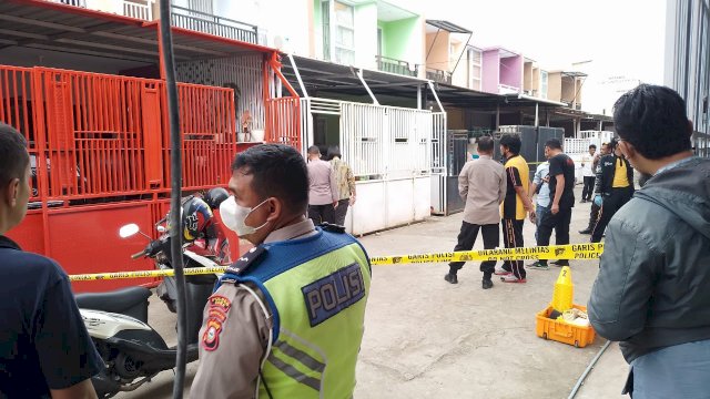 Petugas pasang garis polisi di TKP. (Reza)