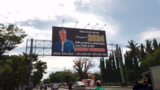 Salah satu baliho Ganjar Pranowo di salah satu ruas jalan protokol di Makassar. Foto: Portalmedia/Reza