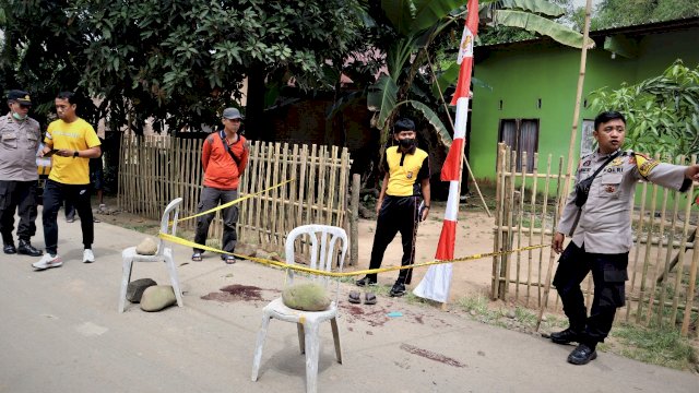  Polisi yang melakukan olah TKP di lokasi duel dua Lansia di Gowa (ist)