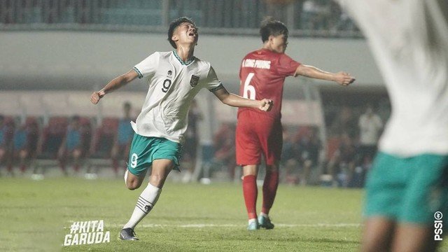 Pemain Timnas Indonesia U-16 Muhammad Kafiatur Rizky usai mencetak gol ke gawang Timnas U16 Vietnam. Foto: Dok. PSSI