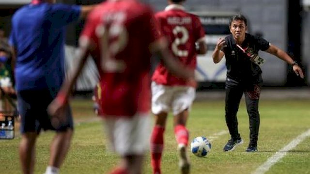 Pelatih kepala Timnas Indonesia U-16, Bima Sakti saat laga semifinal Piala AFF U-16 2022 antara Indonesia U-16 melawan Myanmar U-16 di Stadion Maguwoharjo, Sleman, Rabu (10/8/2022) lalu. Foto: dok BOLA