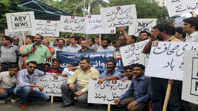 para wartawan protes atas pencabutan izin TV di Pakistan (inet)