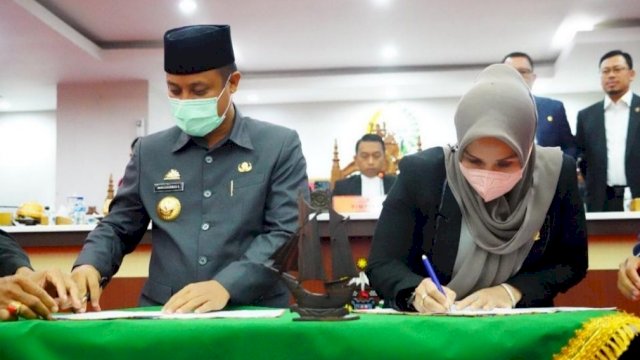 Penandatanganan  nota kesepahaman antara Gubernur Sulsel Andi Sudirman Sulaiman dan Ketua DPRD Sulsel Ina Kartika Sari di Ruang Rapat Paripurna/IST