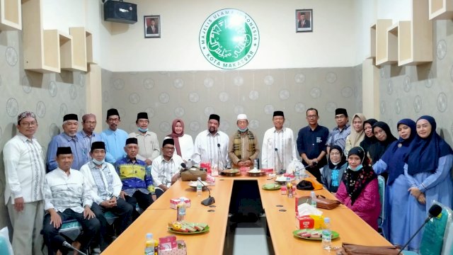 Sejumlah Komisioner KPU Makassar dan staf saat melakukan kunjungan di Kantor MUI Makassar, Jalan Tarakan, Minggu 14 Agustus 2022