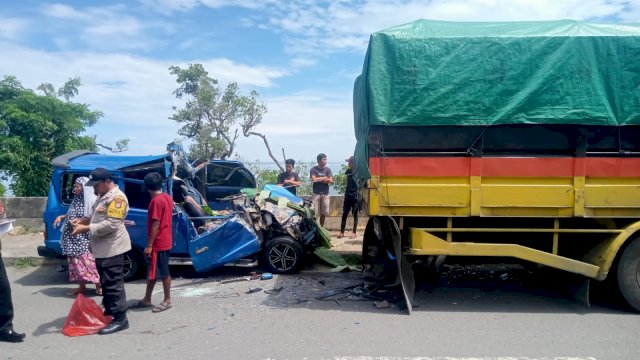 Suasana di sekitaran lokasi kecelakaan yang melibatkan kendaraan pasutri asal Gowa dengan sebuah truk parkir di Barru. Foto: ist