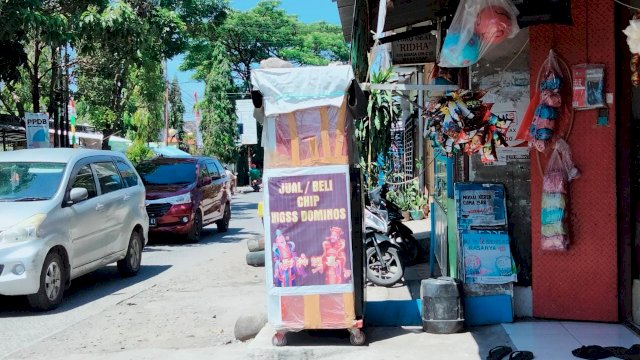 Salah Satu Toko Kelontong yang Bebas Menjual Chip Judi Slot di Kota Makassar (PORTALMEDIA/REZA)