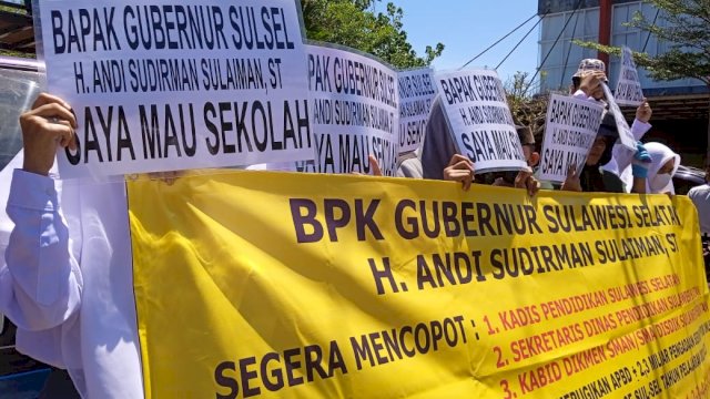  Aksi Demonstrasi yang dilakukan Massa di depan Rujab Gubernur Sulsel (PORTAL MEDIA/REZA)
