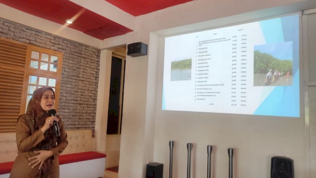 Kepala Bidang Pengelolaan dan Penataan Ruang Laut, Pesisir, dan Pulau-pulau Kecil Dinas Kelautan dan Perikanan Sulsel, Sitti Masniah Djabir saat menyampaikan materi pada Diskusi Publik Bersama Menguatkan Ranperda Pengelolaan dan Pengembangan Hutan Mangrove Sulsel, di Red Corner Makassar, Senin, 15 Agustus 2022/IST