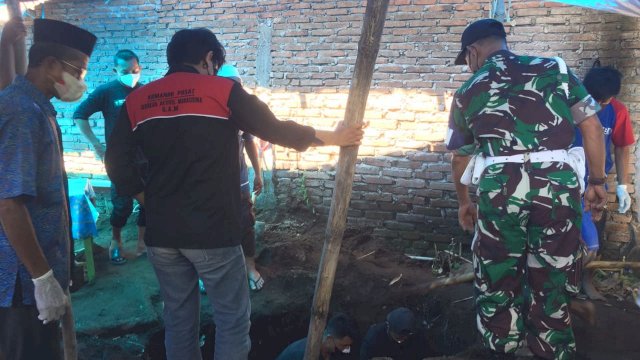 Proses pembongkaran makam Haidir yang disaksikan langsung pihak keluarga dan dijaga ketat aparat keamanan. Foto: dok