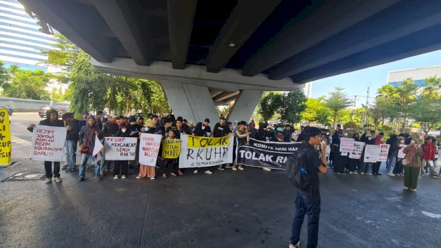 Sejumlah massa yang tergabung dalam Komite Aksi HAM Kota Makassar menggelar aksi demonstrasi di Kawasan Fly Over/IST