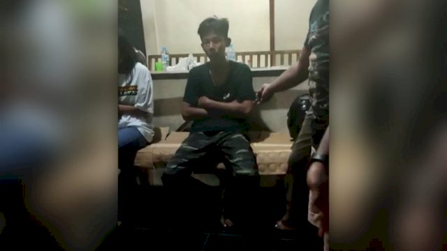 Pemuda yang diamankan di Pos penjagaan Satpol PP usai dikroyok warga (int)