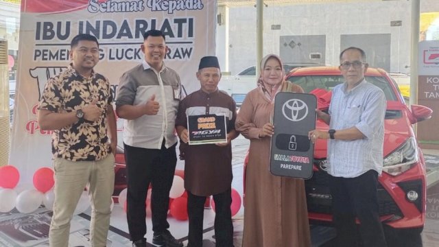 Penyerahan grand prize kepada Indariati oleh Kalla Toyota. Foto: dok