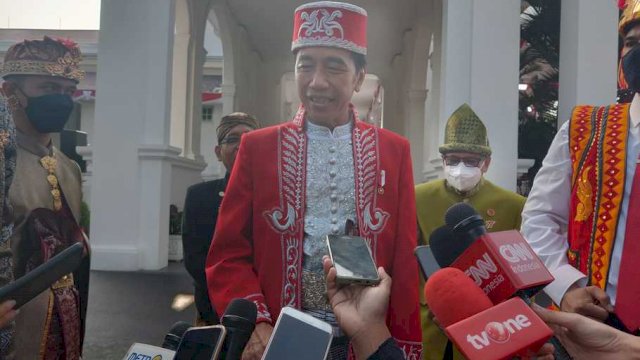 Jadi Inspektur Upacara, Presiden Jokowi Pakai Baju Adat Buton