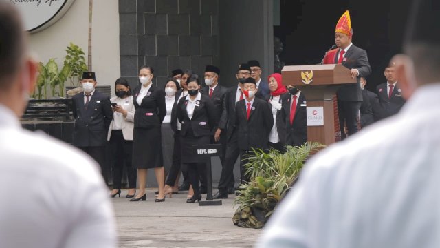 Manajemen Claro Makassar Gelar Upacara Bendera Peringati HUT RI ke-77