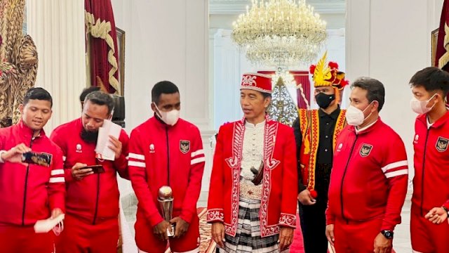 Sebelum Upacara, Presiden Jokowi Bertemu Timnas U-16 di Istana Merdeka