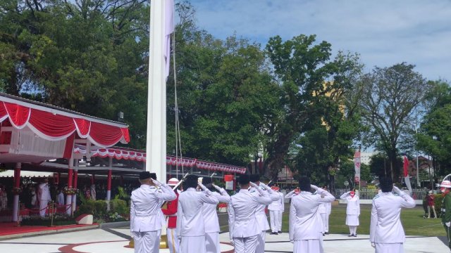HUT ke-77 RI di Makassar Diwarnai Insiden Sepatu Paskibraka Copot dan Berjalan Pincang