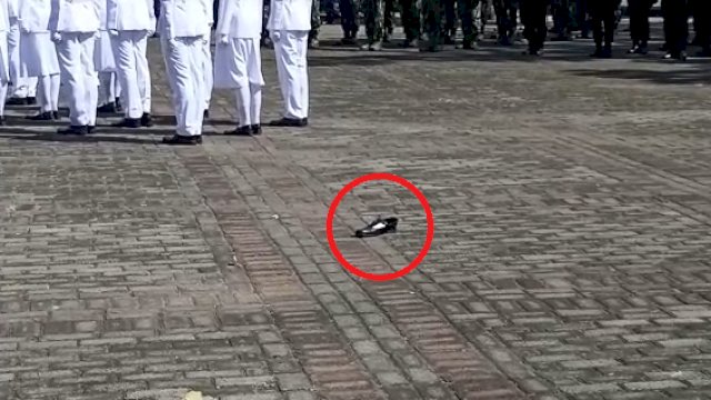 penampakan sepatu salah satu anggota wanita Paskibraka Sulsel usai mengibarkan bendera merah putih di Rujab Sulsel. (alfath)