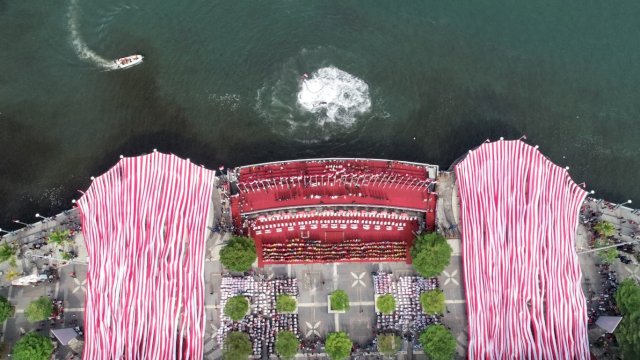 Bendera sepanjang 5.005 meter dibentangkan pada Hari Kemerdekaan Republik Indonesia (RI) ke 77 Tahun di Anjungan Pantai Losari/IST