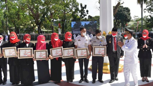 Gubernur Sulawesi Selatan (Sulsel) Andi Sudirman Sulaiman memberikan penghargaan kepada empat kampus karena dianggap telah memberi kontribusi dalam membantu penanganan Covid-19.