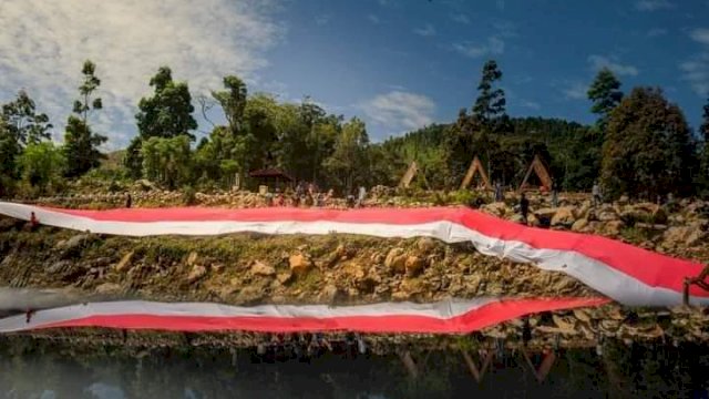 Bendera Merah Putih Sepanjang 77 Meter yang Dibentangkan Warga di Kabupaten Jeneponto (ist)
