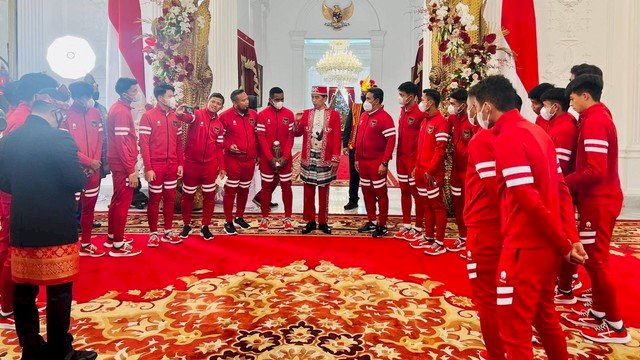 Presiden Joko Widodo menerima Tim Nasional (Timnas) U-16 yang baru saja menjuarai Piala AFF U-16 beberapa waktu lalu di Istana Merdeka, Rabu (17/8/2022). Foto: Dok. Biro Pers Sekretariat Presiden