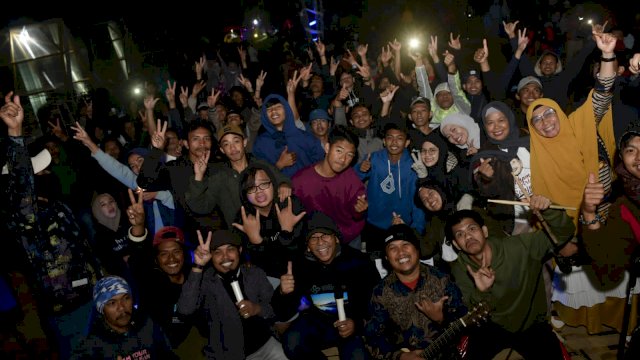 Foto bersama IAS dengan pendaki, serta warga yang memenuhi kawasan Agrowisata Bonto Lojong. Foto: dok