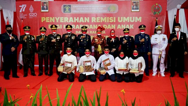 Penyerahan berkas remisi secara simbolis yang dilakukan Gubernur Sulsel, Andi Sudirman Sulaiman, Rabu (17/8/2022). Foto: portalmedia/reza