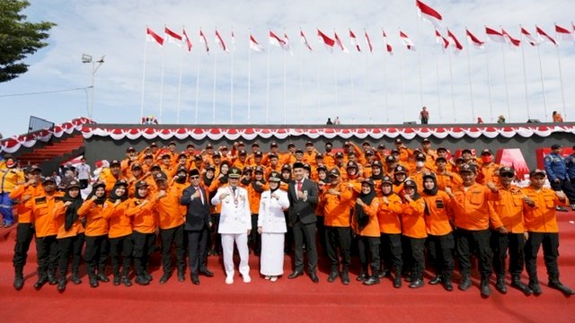 Ratusan personel BPBD Makassar berfoto bersama Wali Kota dan Wakil Wali Kota Makassar, usai melakukan penjagaan di anjungan pantai Losari. Foto: dok BPBD