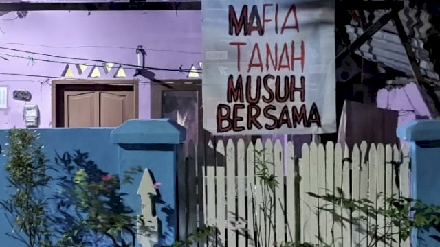 Salah satu spanduk di rumah warga di Kelurahan Bara-Baraya sebagai bentuk protes dan perjuangan masyarakat setempat dalam mengusir mafia tanah yang telah meresahkan mereka sejak lama. Foto: portalmedia/Al Fath