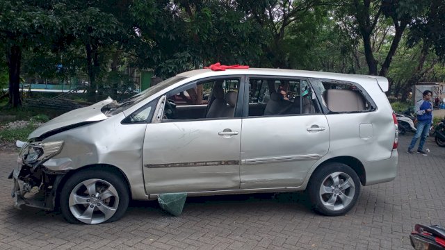 Kondisi mobil SUV kijang Innova yang dirusak warga usai menabrak sejumlah pengendara (PORTAL MEDIA/Reza)
