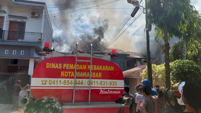 Petugas Damkar Makassar yang berusaha memadamkan api di kawasan perumahan elit di Makassar.