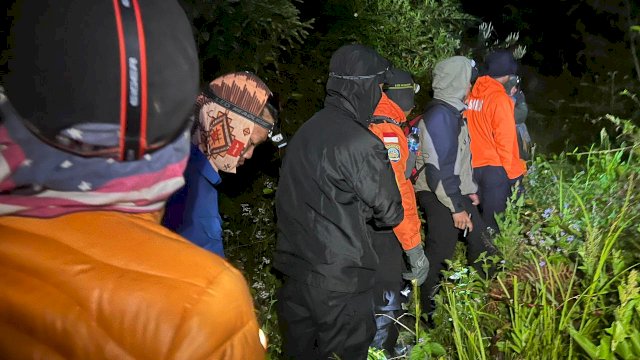 Tim SAR yang melakukan upaya pencarian salah satu pendaki yang dikabarkan hilang di jalur pendakian Gunung Bawakaraeng (ist)