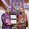 Uang Kertas Cetakan Baru Bernomor Seri Tahun Kelahiran Gubernur Andi Sudirman Diluncurkan