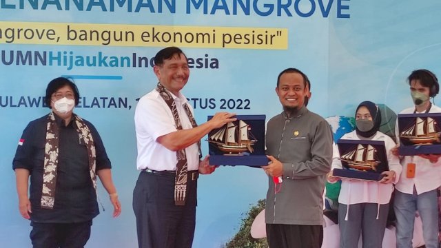 Gubernur Sulsel dan Menko Luhut Binsar Pandjaitan dalam momen penanaman mangrove di Maros. Foto: portalmedia/Al Fath