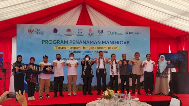 Menko Luhut berfoto bersama rombongan dalam Program Penanaman Mangrove di Maros, Sulsel. Foto: portalmedia/ Al Fath