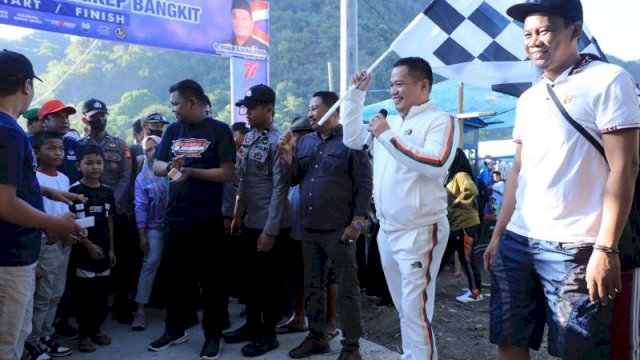  Suasana jalan sehat yang digelar Anggota DPRD Sulsel, H Irwan di kampung kelahiran Irwan di Kampung Pabundukang, Kabupaten Pangkep, Minggu (21/8/2022).