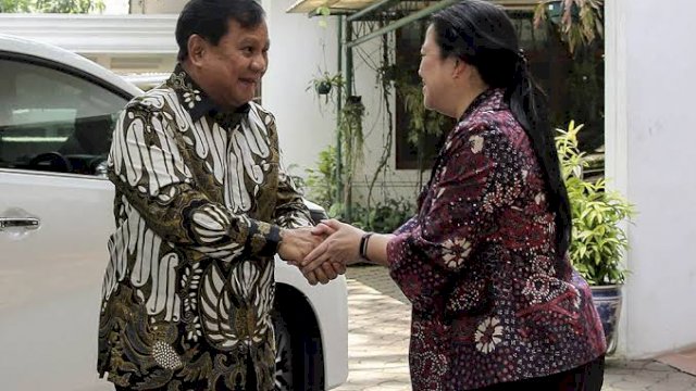 Putri Ketua Umum PDI Perjuangan Megawati Soekarnoputri, Puan Maharani bersalaman dengan Ketua Umum Partai Gerindra Prabowo Subianto. Foto: dok tempo