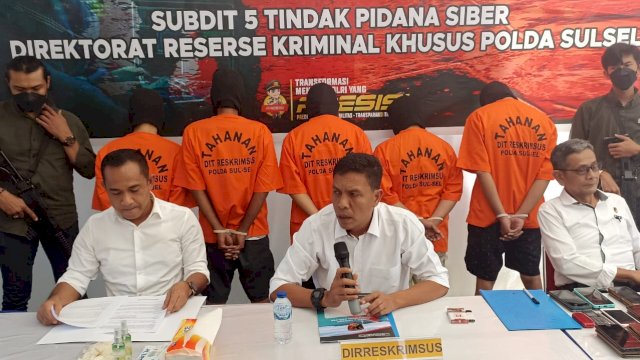 Polisi yang melakukan ekspose beberapa kasus korupsi yang ditangani Polda Sulsel. Foto: portalmedia/reza