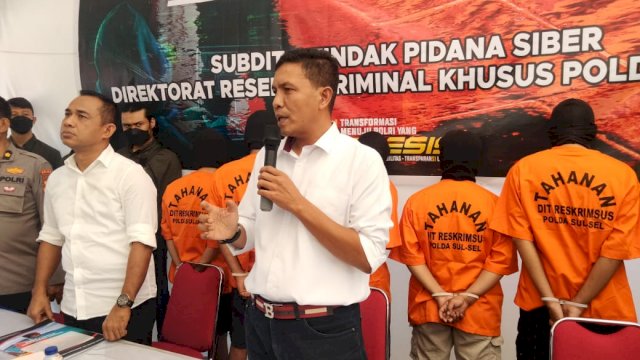 Polisi yang melakukan ekspose pengungkapan kasus judi online/IST
