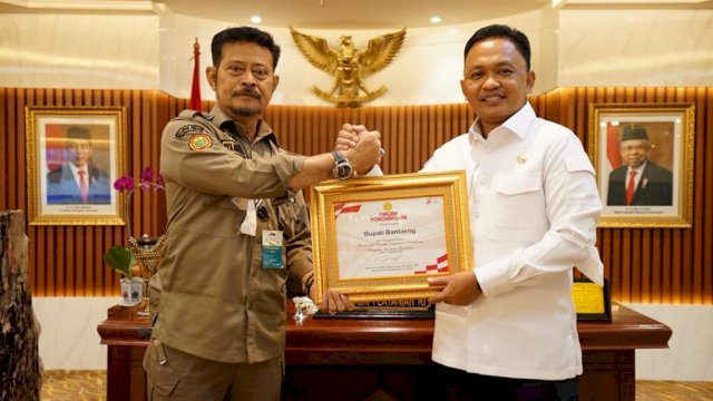 Menteri Pertanian RI , Syahrul Yasin Limpo memberikan penghargaan kepada Bupati Bantaeng,  Ilham Azikin di kantor Kementerian Pertanian RI di Jakarta Selatan, Selasa, 23 Agustus 2022/IST