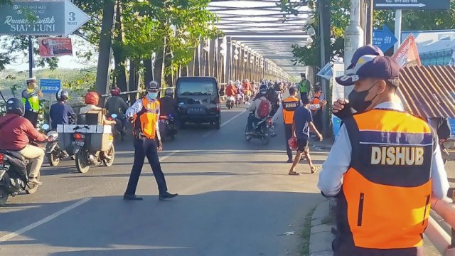 Petugas Dishub dan Polisi melakukan  sosialisasi penerapan rekayasa lalu lintas di kawasan jembatan Barombong. Foto: Portalmedia/reza