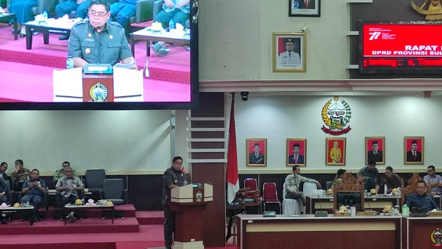 Sekretaris Daerah (Sekda) Sulsel, Abdul Hayat Gani mengusulkan ke DPRD terkait peleburan dan pemisahan sejumlah OPD pada Rapat Paripurna dengan DPRD Sulsel, Kamis (25/8/2022)/(Portal Media/Al Fath) 