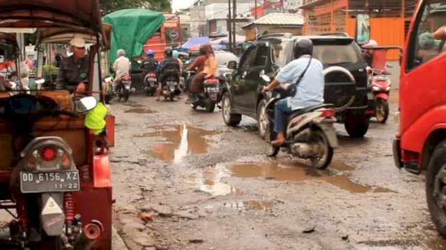 Kondisi Jalan Antang Raya yang rusak parah, saat ini Pemprov Sumsel mulai melakukan pengerjaan/INT