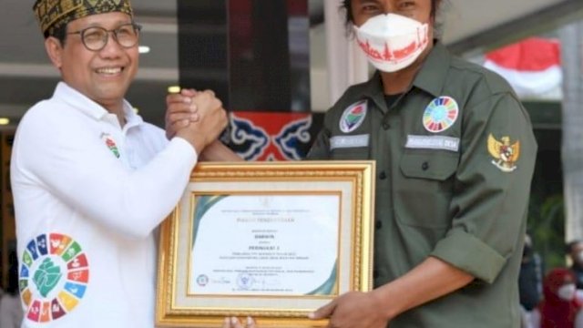Darwin saat mendapat penghargaan dari Menteri Desa dan PDTT, Halim Iskandar.