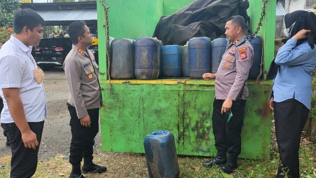 barang bukti BBM solar yang diselundupkan