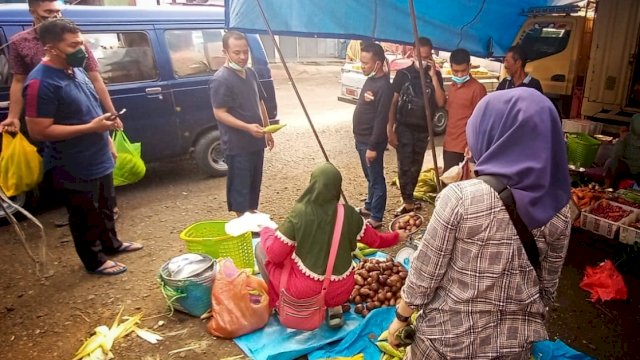 Gubernur Sulsel Andi Sudirman saat berkunjung dan berbelanja di Pasar Rakyat Lippujange di Kecamatan Bengo, Kabupaten Bone/IST