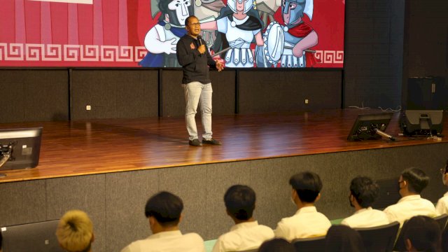 Wali Kota Makassar, Danny Pomanto saat memberi kuliah umum di kegiatan Pra Orientation Week Sparta Universitas Ciputra Makassar 2022, Center Point of Indonesia, Sabtu (27/08).