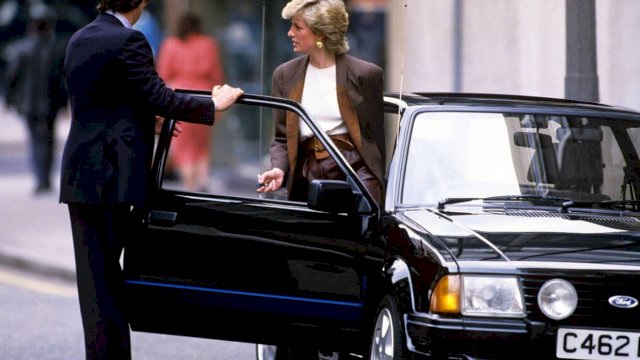 Lady Diana dengan Mobil Ford Escort  