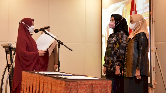 Ketua Dewan Kerajinan Nasional Daerah (Dekranasda) Sulawesi Selatan (Sulsel), Naoemi Octarina, melantik Pengurus Dekranasda Sulsel Sisa Masa Bakti 2018 - 2023, di Hotel Claro Makassar, Senin, 29 Agustus 2022/IST